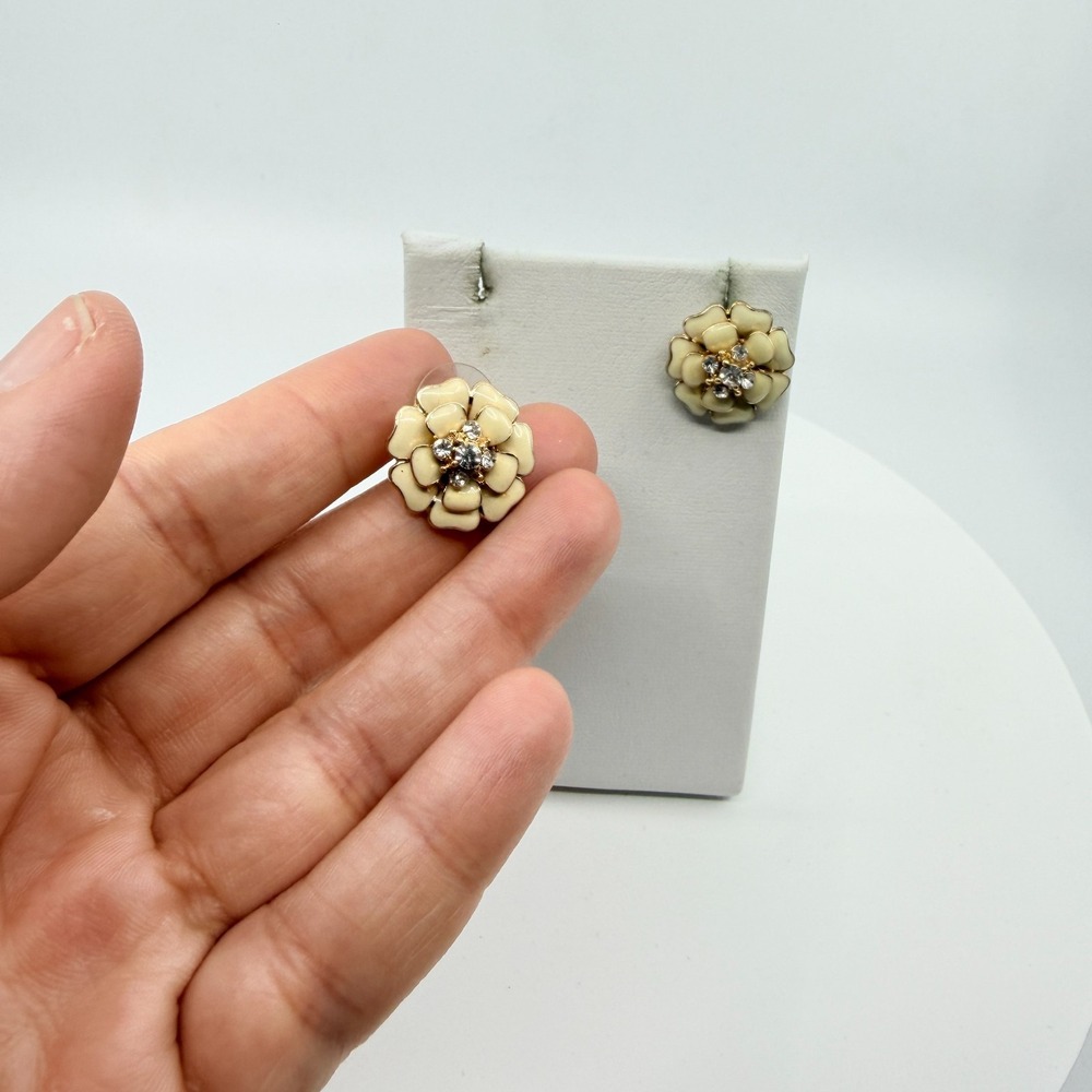 VTG Cream Enamel Flower Stud Earrings Gold Tone Crystal Center Chic